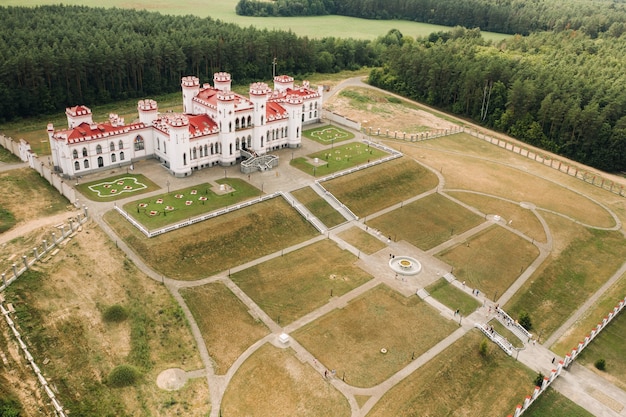 Castillo Kossovsky de verano en Bielorrusia Palacio Puslovsky.