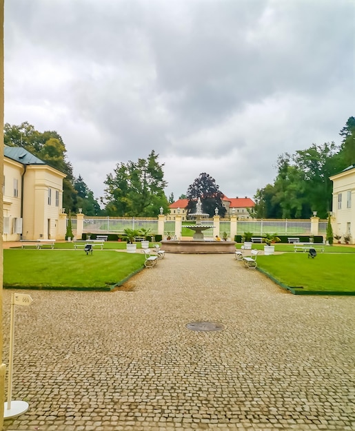 Foto el castillo de kynzvart del castillo de la fuente se encuentra cerca del famoso spa de bohemia occidental