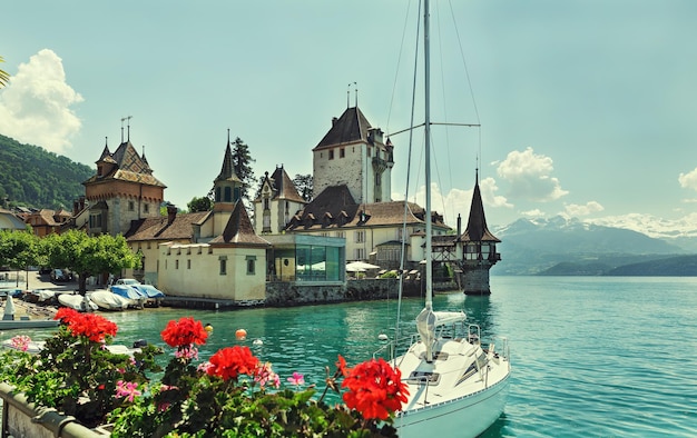 Castillo en el lago Thun Suiza