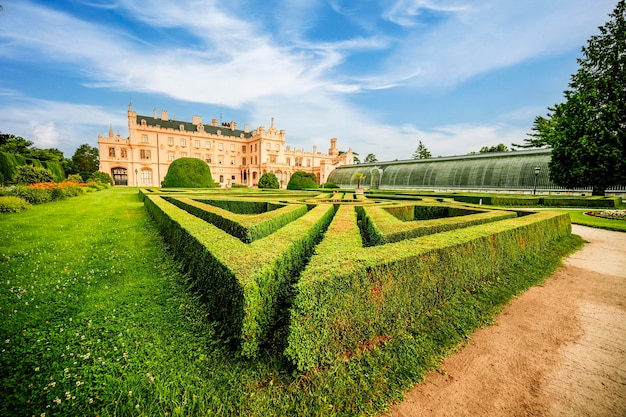 Castillo de Lednice con hermosos jardines y parques Paisaje de LedniceValtice Región de Moravia Meridional Sitio del Patrimonio Mundial de la UNESCO