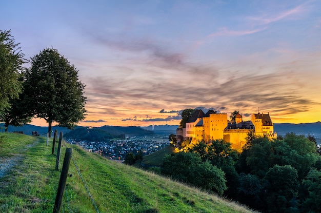 Castillo de Lenzburg en Suiza al atardecer