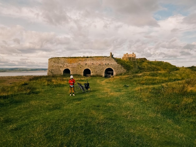 Foto el castillo de lindisfarne en la costa de northumberland, inglaterra