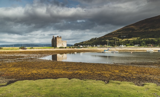 Castillo de Lochranza junto a la bahía de la isla de Arran.