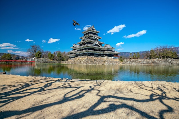 Castillo de Matsumoto en Japón con cielo azul