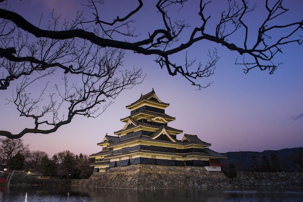 Castillo de Matsumoto en la noche