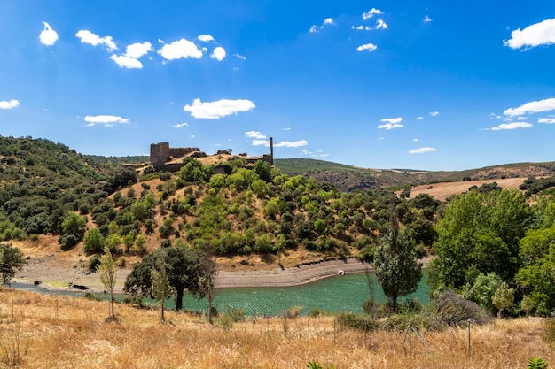 El castillo medieval de Alba de Aliste, Losacino y Zamora, España.
