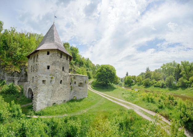 castillo medieval cerca de la carretera en Ucrania