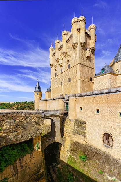 Castillo medieval y foso defensivo del Alcázar de Segovia en España