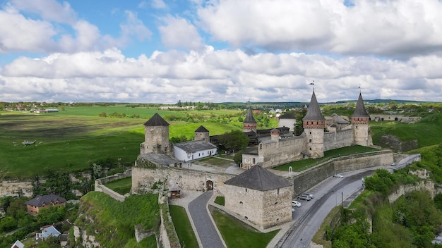 un castillo medieval a orillas del río