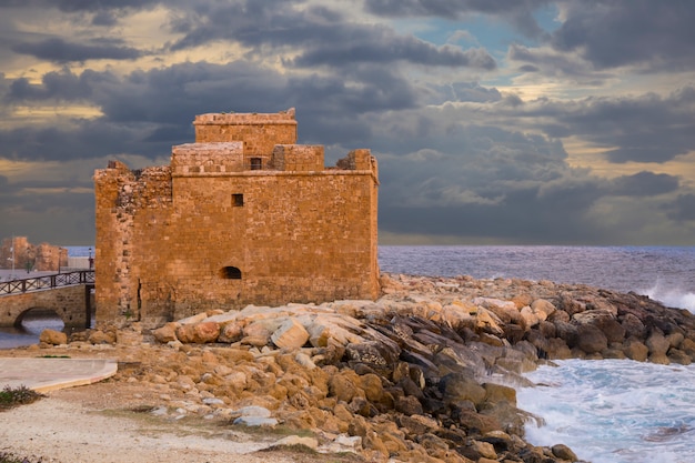 Foto castillo medieval de paphos en la orilla del mar al atardecer