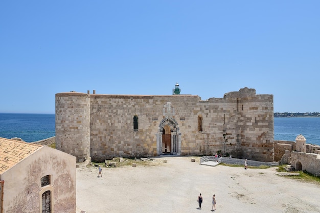 Un castillo medieval en el paseo marítimo de Siracusa, una ciudad de Sicilia, en Italia