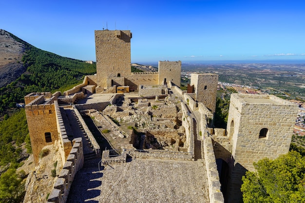 Castillo medieval de Santa Catalina en la cima de la montaña en un día soleado. Jaén España.