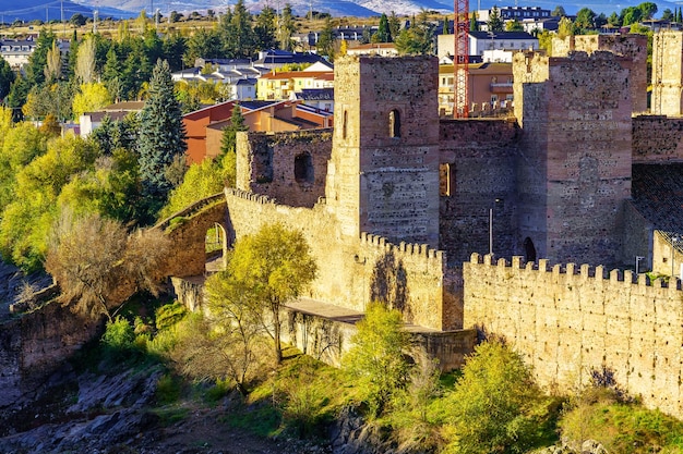 Castillo medieval con su muralla en una puesta de sol otoñal. Buitrago del Lozoya, Madrid.