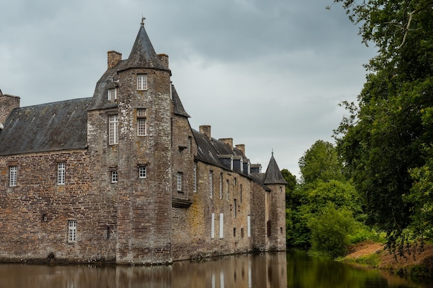 El castillo medieval Trecesson junto al lago, municipio de CampÃƒÂƒÃ‚Â © nÃƒÂƒÃ‚Â © ac en el departamento de Morbihan, cerca del bosque de Broceliande.