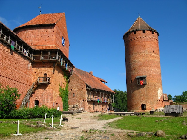 Castillo medieval de Turaida en el país de Letonia