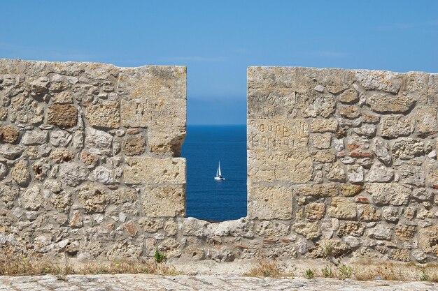 Foto castillo medieval con vistas al mar niokastro pylos grecia