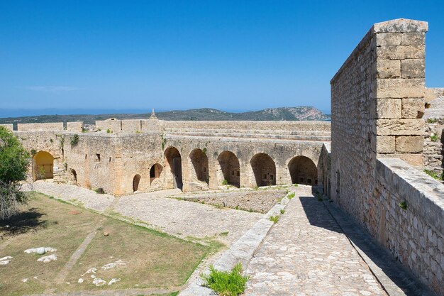 Foto castillo medieval con vistas al mar niokastro pylos grecia