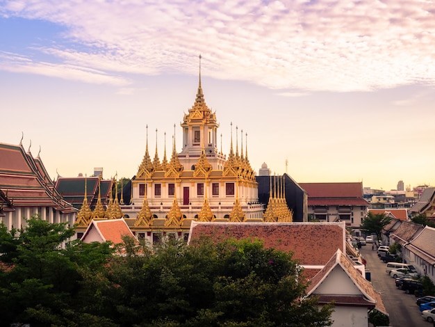 Castillo de metal de belleza en el crepúsculo. El castillo de metal uno del mundo Bangkok, Tailandia.