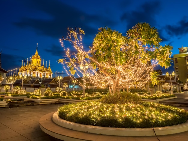 Castillo metálico dejado solo en Bangkok Tailandia en el mundo bajo el cielo crepuscular de la tarde