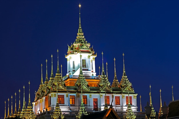 Castillo metálico de Wat Ratchanadda en el cielo azul