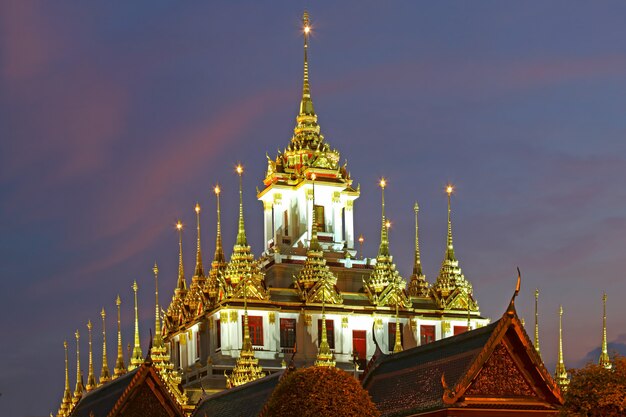 Castillo metálico de Wat Ratchanadda Monumento histórico de bangkok al atardecer