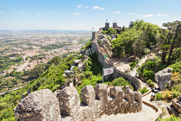 El Castillo de los Moros es un castillo medieval en la cima de una colina en Sintra, Portugal