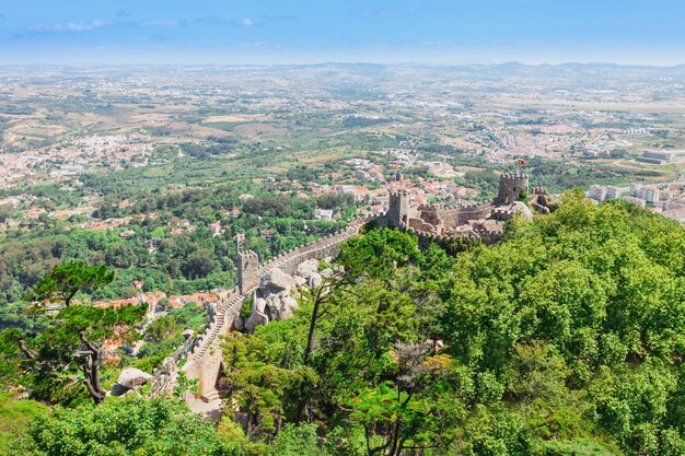 El Castillo de los Moros es un castillo medieval en la cima de una colina en Sintra, Portugal