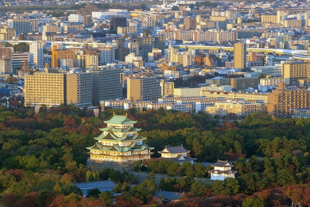 El castillo de Nagoya y el horizonte de la ciudad Japón