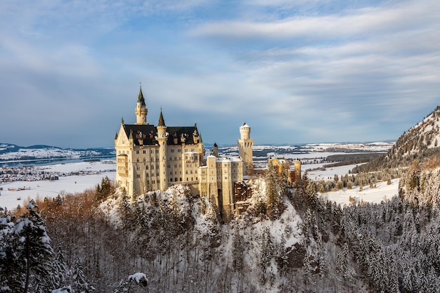 Foto castillo de neauschwanstein desde el puente de marie en invierno alemania baviera