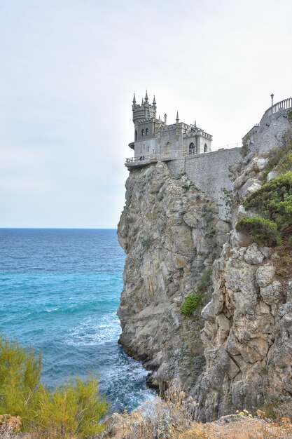 El castillo neogótico decorativo Nido de golondrina en la roca sobre el Mar Negro