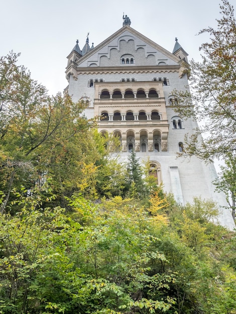 Castillo de Neuschwanstein bajo un cielo nublado