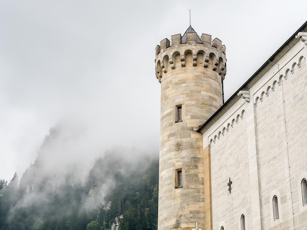 Castillo de Neuschwanstein bajo un cielo nublado