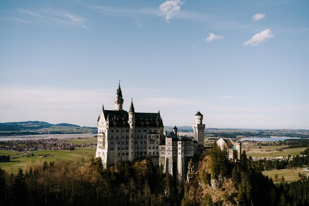 Castillo de Neuschwanstein en una colina contra un cielo azul alemania