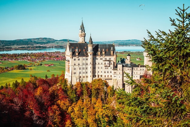 Castillo de Neuschwanstein en las montañas de Baviera Alemania