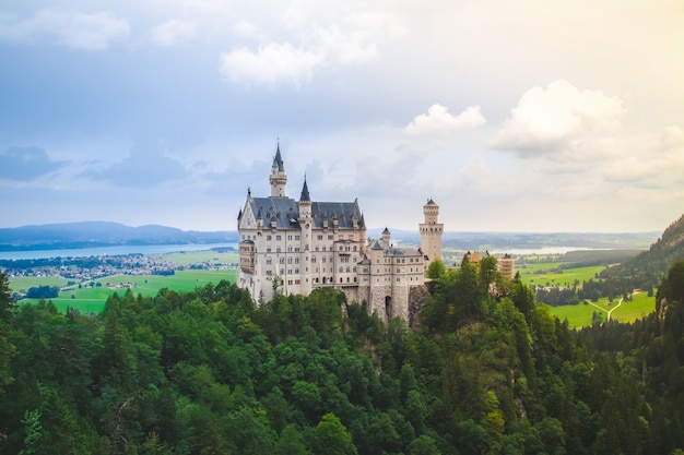 Castillo de Neuschwanstein en paisaje de verano cerca de Munich en Baviera, Alemania