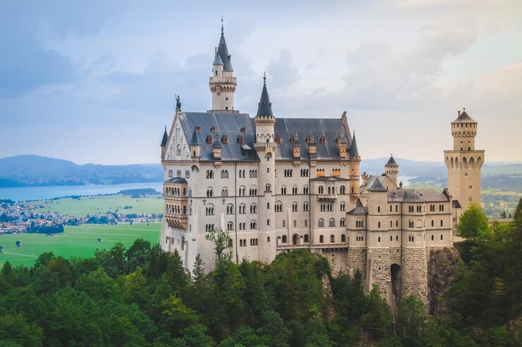 Castillo de Neuschwanstein en paisaje de verano cerca de Munich en Baviera, Alemania