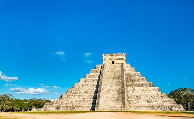 El Castillo o Kukulkan, una pirámide escalonada mesoamericana en Chichén Itzá. en Mexico