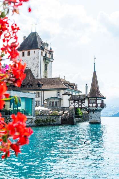 Castillo de Oberhofen con fondo de lago Thun en Suiza