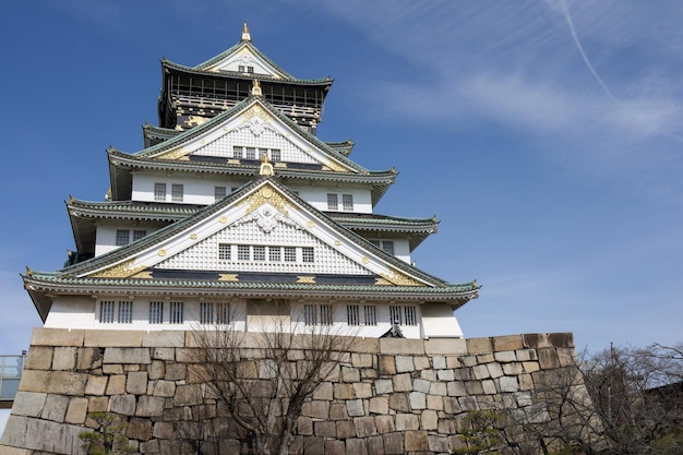 Foto el castillo de osaka en el castillo grande y más famoso de osaka japón