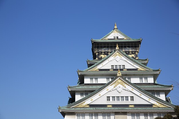 Castillo de Osaka con cielo azul, castillo japonés