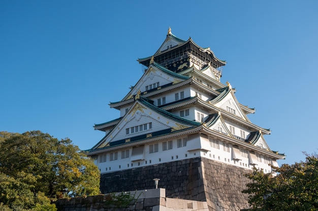 Castillo de Osaka en Osaka con hojas de otoño. Concepto de viaje de Japón