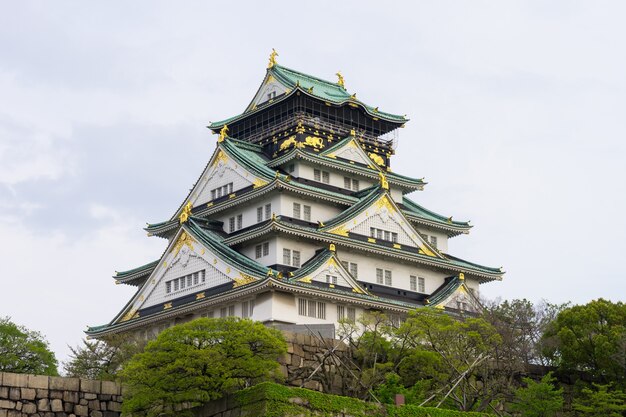 Foto castillo de osaka en primavera por la tarde.