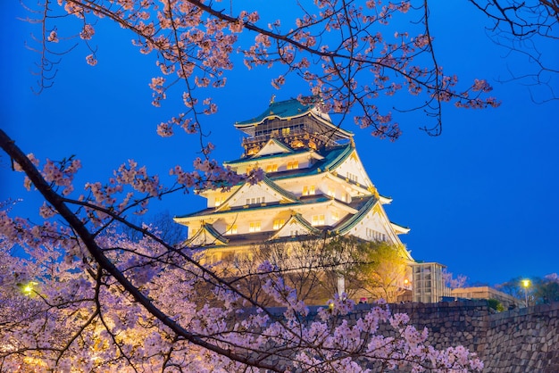Foto castillo de osaka con sakura en flor en japón