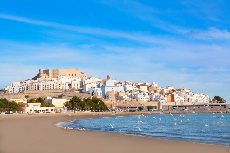 Foto castillo de peñiscola y playa en castellon españa