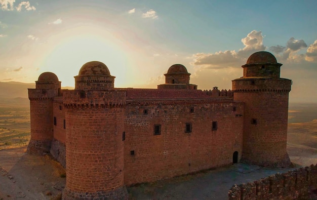 Castillo de Pentos. Castillo de Calahorra. Castillo retroiluminado en puesta de sol brillante. Andalucía. Granada. España.