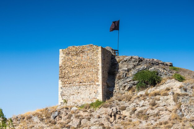 Foto castillo de la peza con bandera, granada