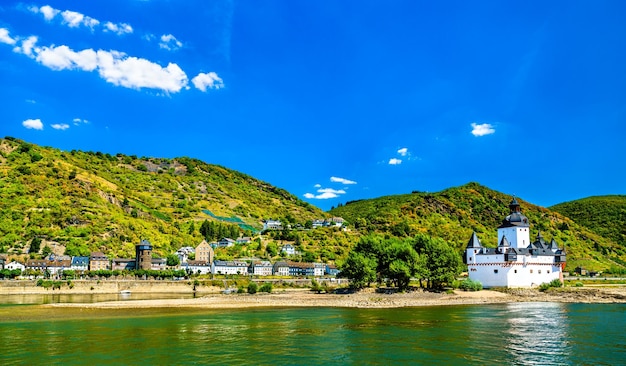 Castillo de Pfalzgrafenstein y ciudad de Kaub en el valle del río Rin Alemania