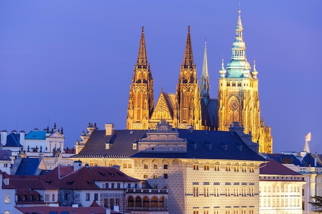 Castillo de praga hradcany y barrio pequeño en el casco antiguo en la noche de praga república checa