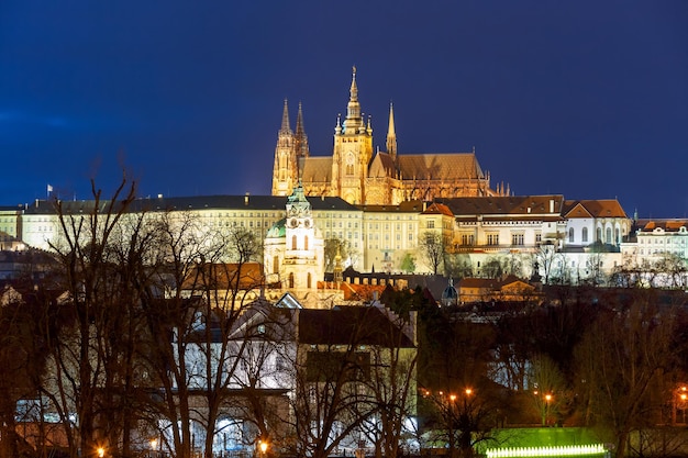 Castillo de praga y mala strana o barrio pequeño de noche praga república checa