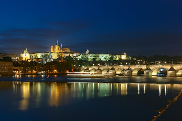 Castillo de Praga y puente de Carlos en la noche República Checa